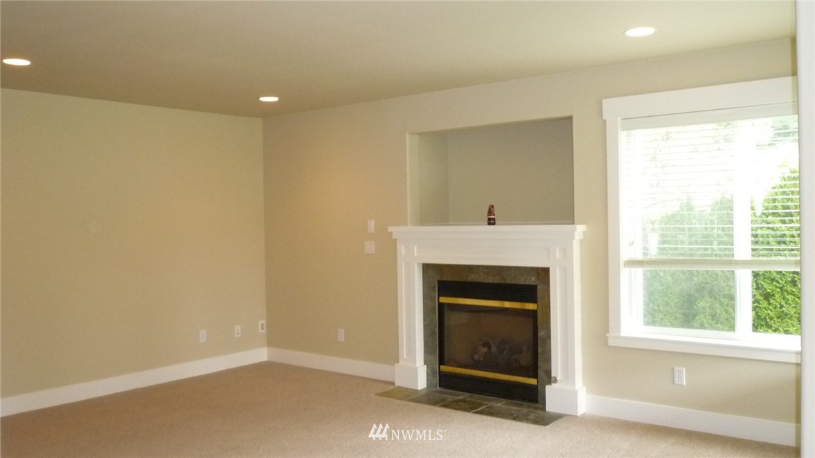 22004 Vine Road Brier, WA 98036 - Photo 5 of 12 Gallery Image 5