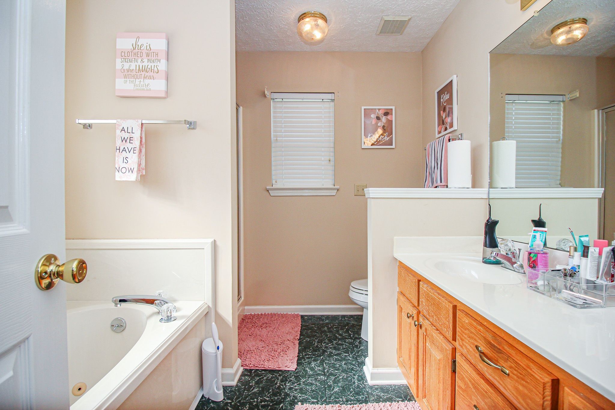 9 Battlefield Cove Jackson, TN 38305 - Photo 7 of 24 a bathroom with a sink vanity tub and toilet