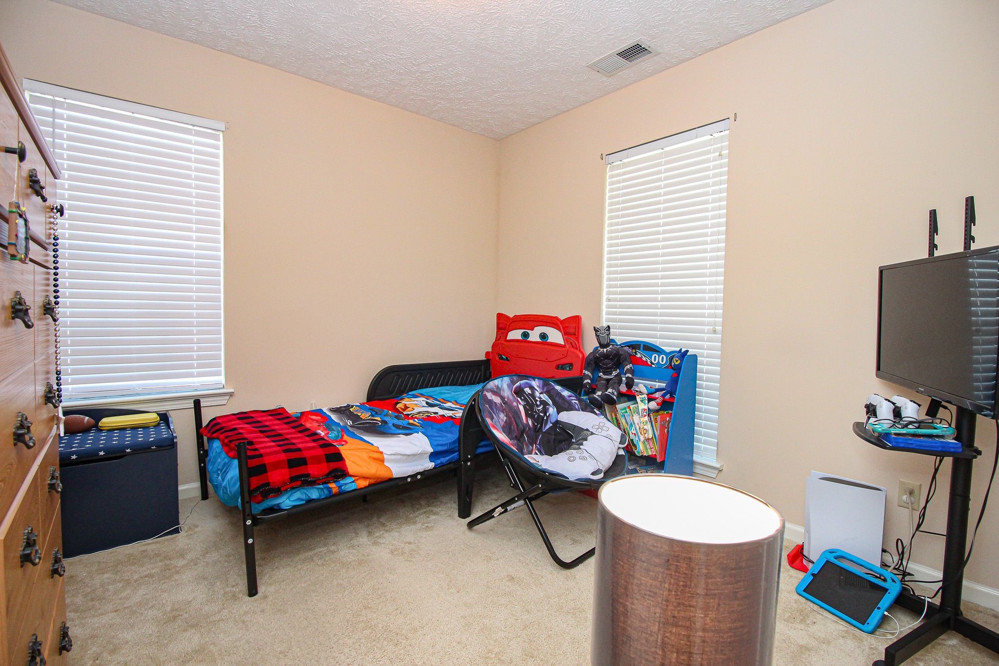 9 Battlefield Cove Jackson, TN 38305 - Photo 10 of 24 a living room with furniture and a flat screen tv