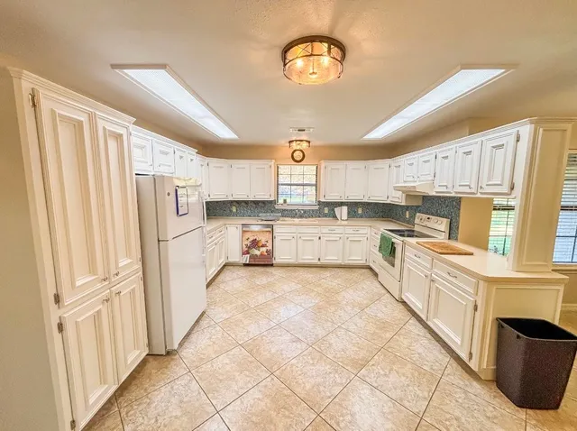 $2,500 | 105 Bluebird Circle, Highland Haven, TX 78654