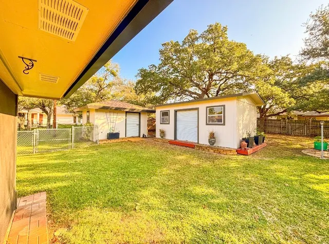 $2,500 | 105 Bluebird Circle, Highland Haven, TX 78654