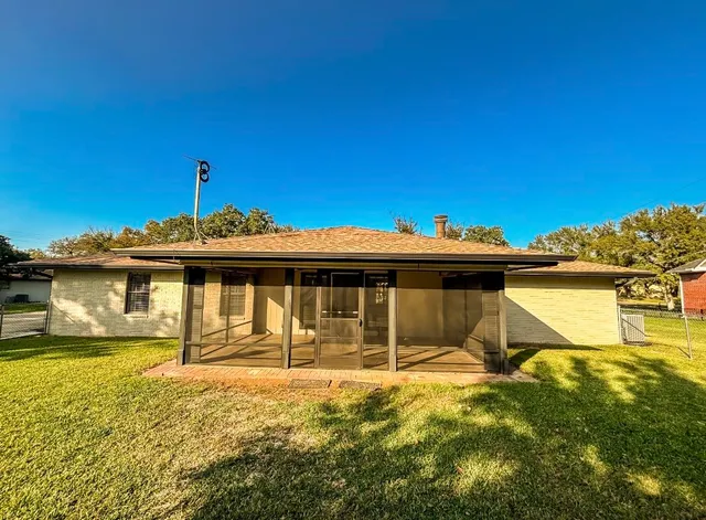 $2,500 | 105 Bluebird Circle, Highland Haven, TX 78654