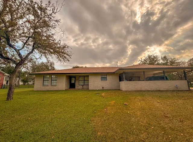 $2,500 | 105 Bluebird Circle, Highland Haven, TX 78654