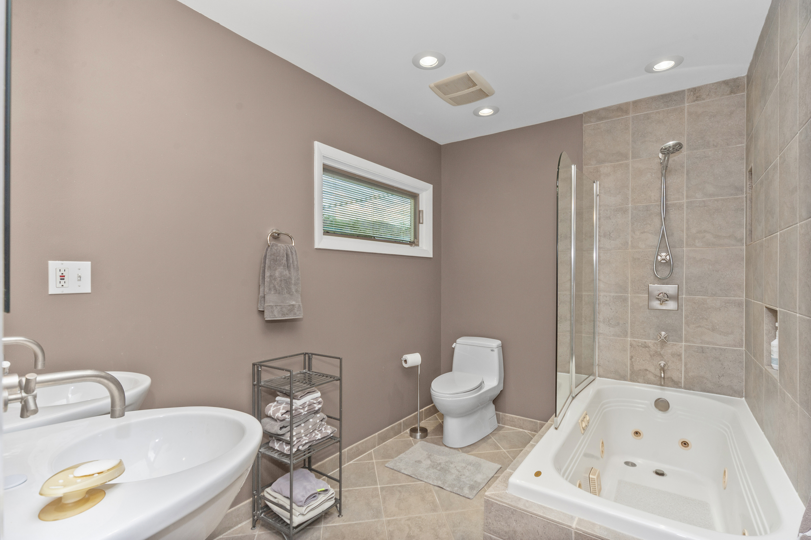 1128 Green Bay Road Glencoe, IL 60022 - Photo 12 of 28 a bathroom with a sink a toilet and bathtub