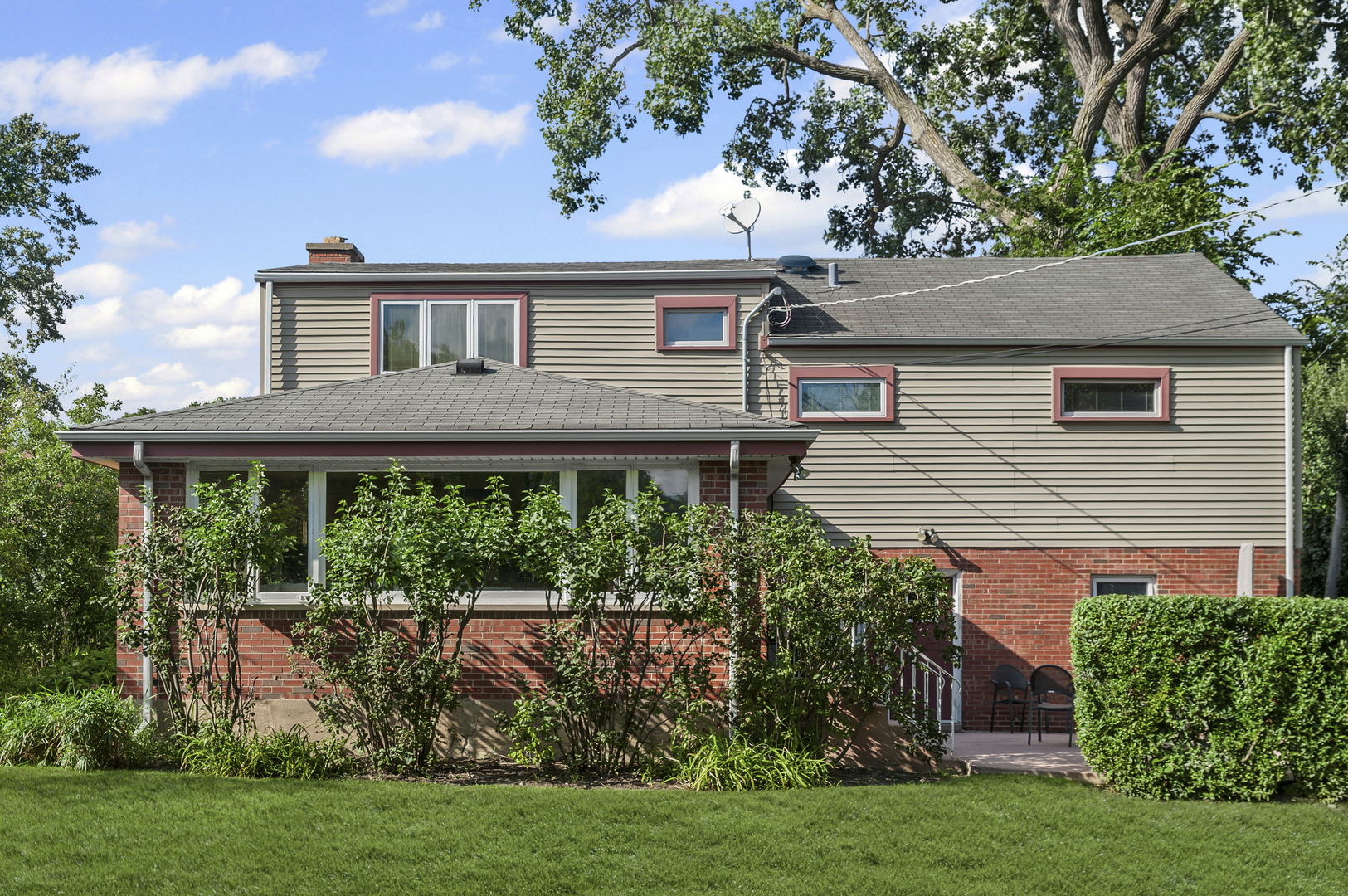 1128 Green Bay Road Glencoe, IL 60022 - Photo 22 of 28 front view of a house with a yard