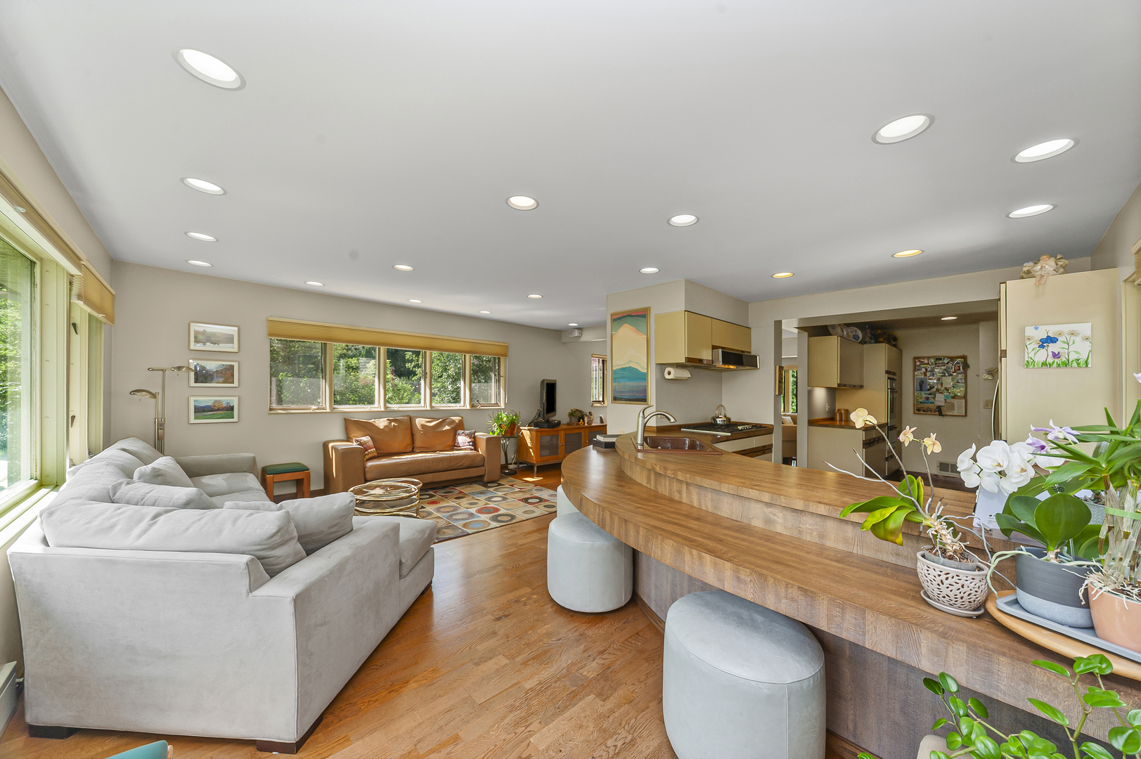 1128 Green Bay Road Glencoe, IL 60022 - Photo 4 of 28 a living room with furniture kitchen and a potted plant