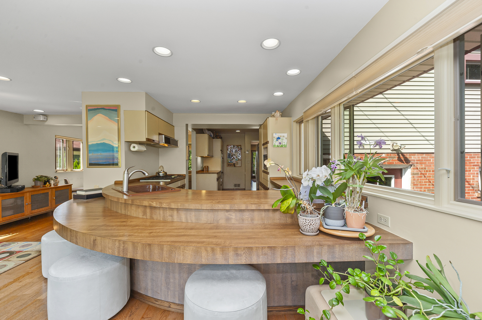 1128 Green Bay Road Glencoe, IL 60022 - Photo 6 of 28 a dining room with furniture and a potted plant