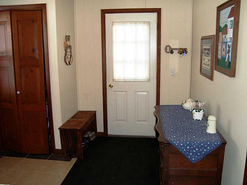 1219 Butler Pike Mercer, PA 16137 - Photo 13 of 25 Entry/Foyer.