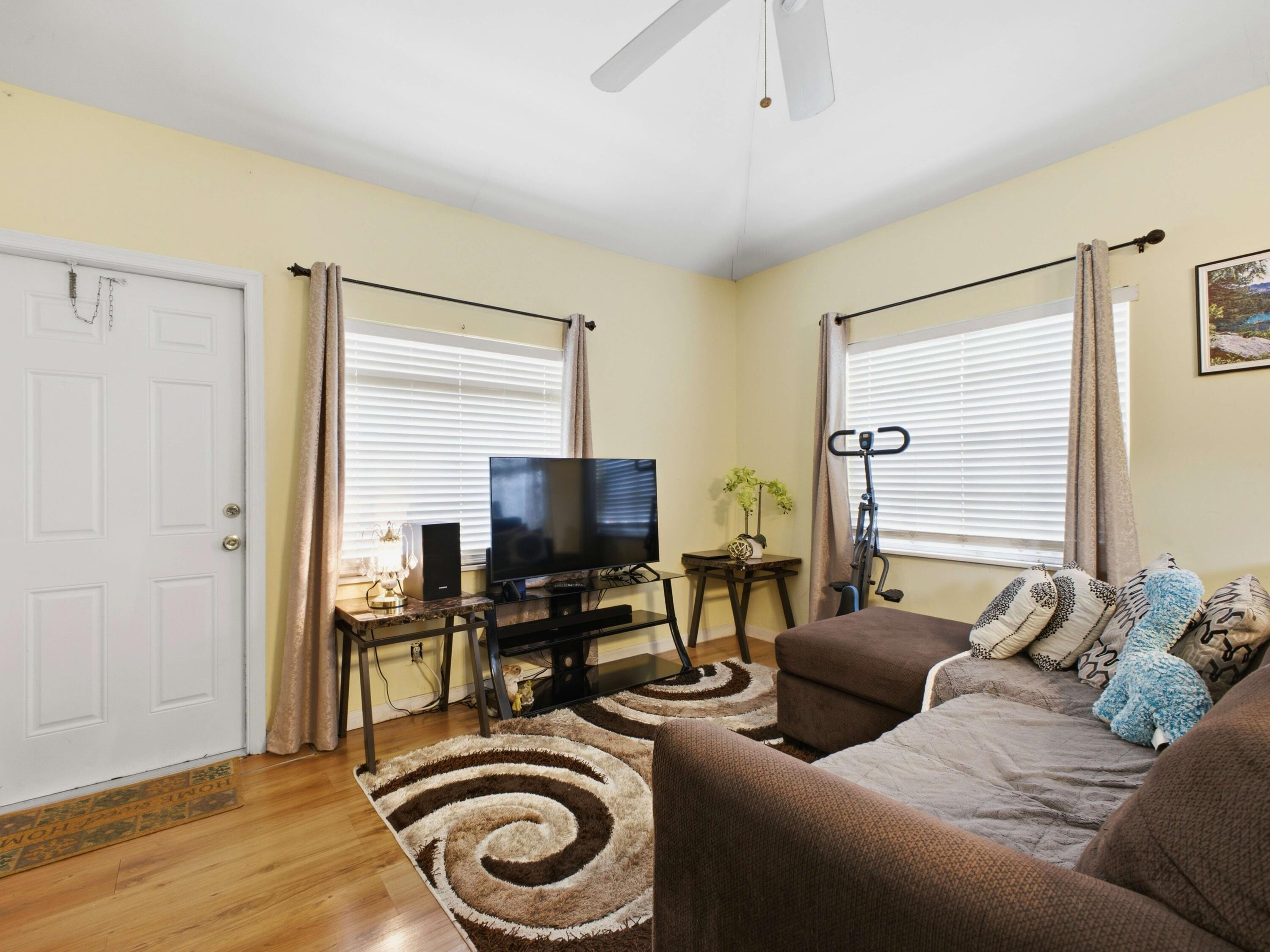 801 Hampton Road West Palm Beach, FL 33405 - Photo 17 of 28 Unit 3 Living