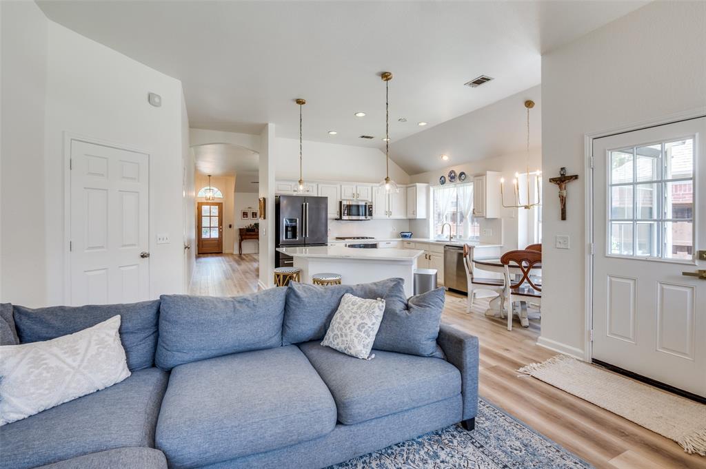 208 Touchdown Drive Irving, TX 75063 - Photo 6 of 31