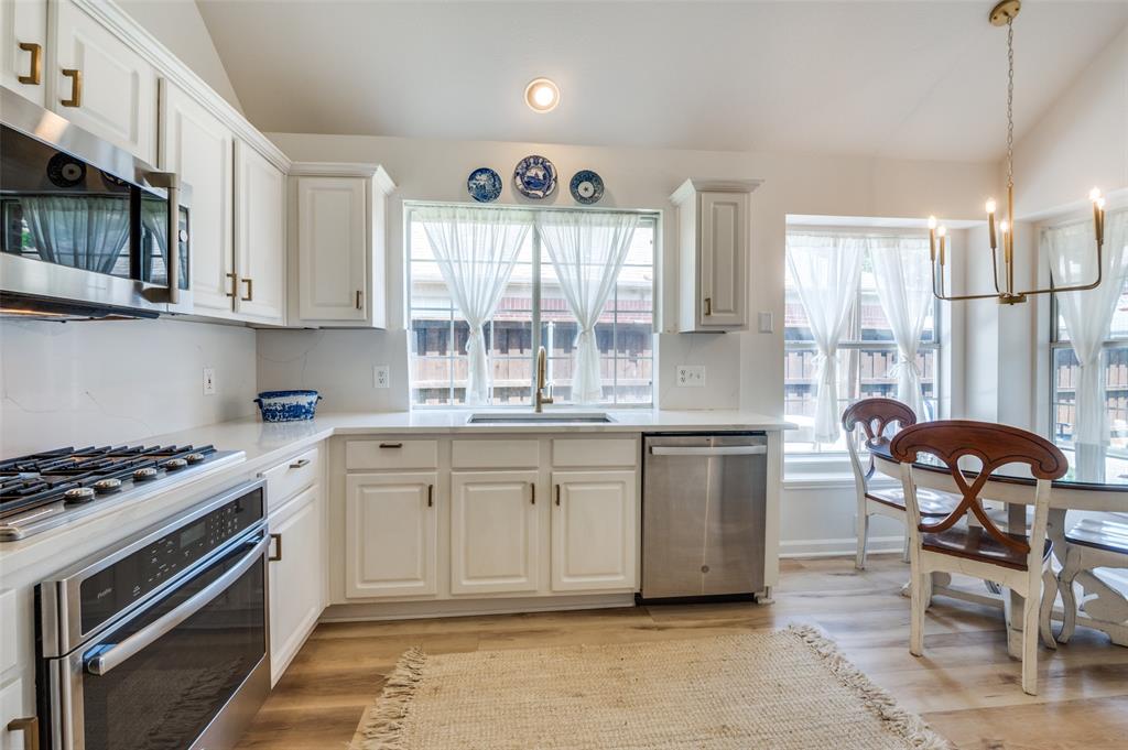 208 Touchdown Drive Irving, TX 75063 - Photo 10 of 31