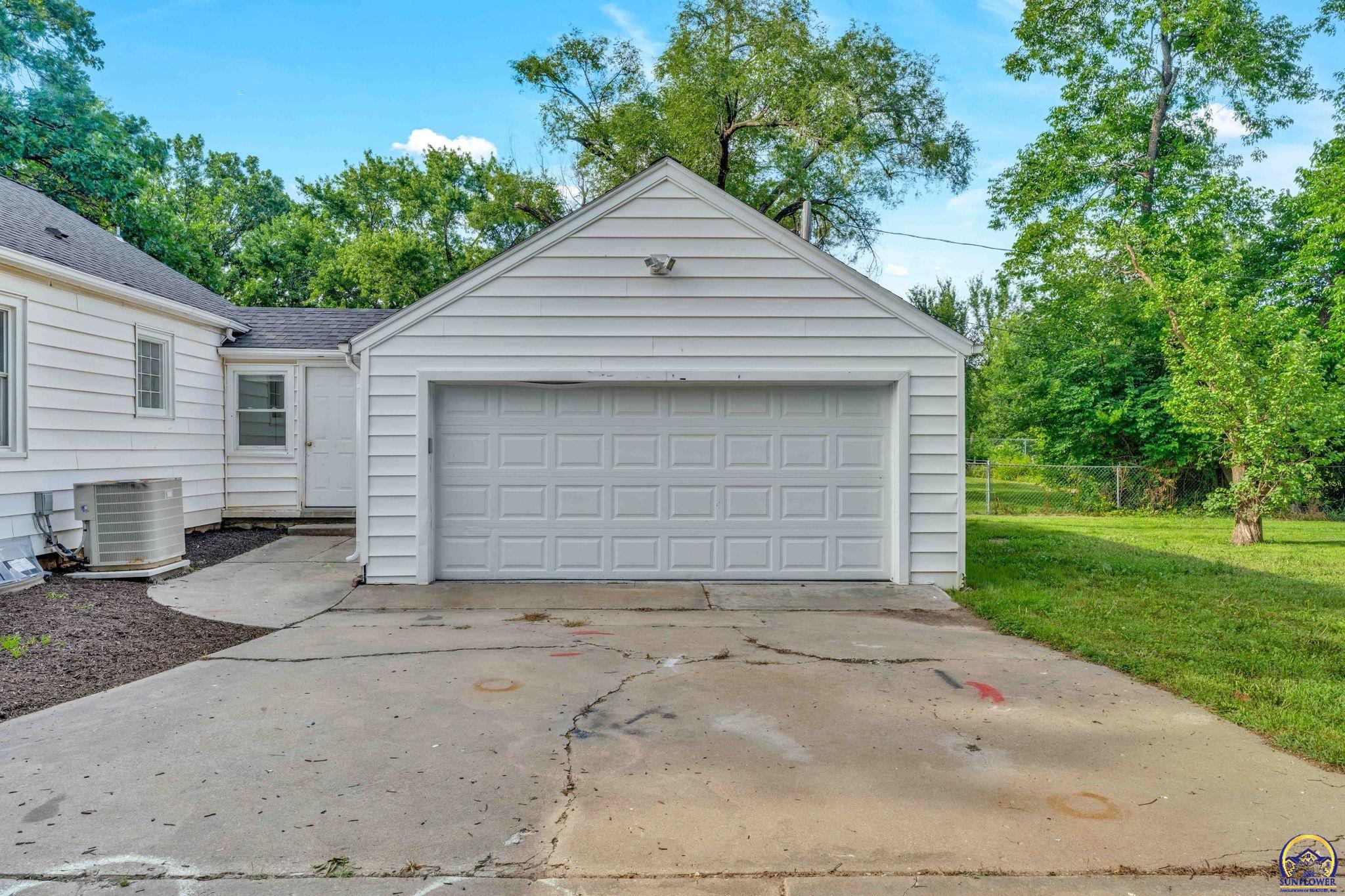 2212 Southwest Burnett Road Topeka, KS 66614 - Photo 31 of 37