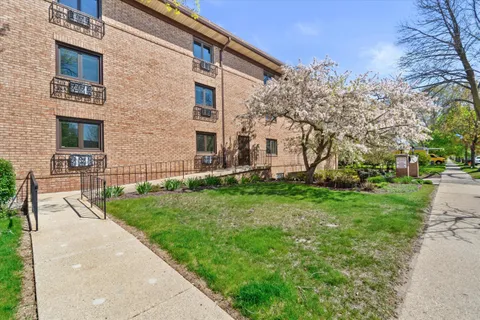 $235,000 | 303 East Henry Clay Street, Unit 104, Whitefish Bay, WI 53217