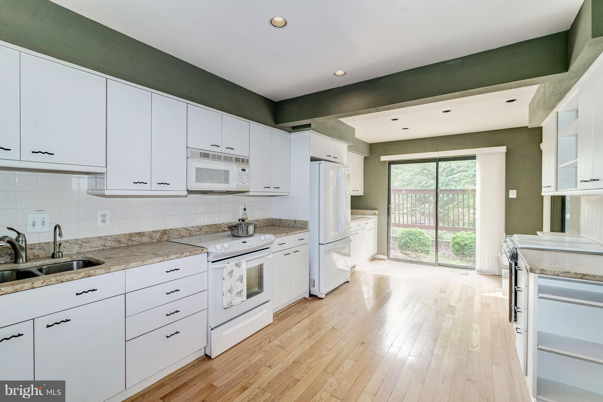 2171 Cabots Point Lane Reston, VA 20191 - Photo 11 of 30 Kitchen