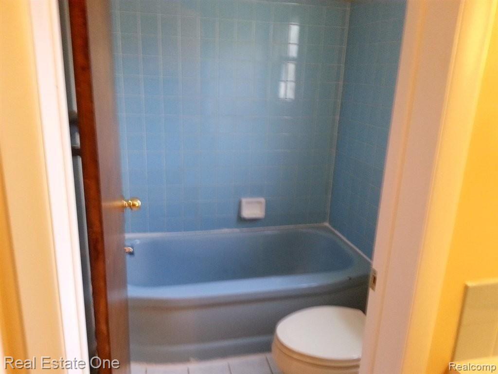 29861 Rambling Road Southfield, MI 48076 - Photo 14 of 18 Full Bath.jpg