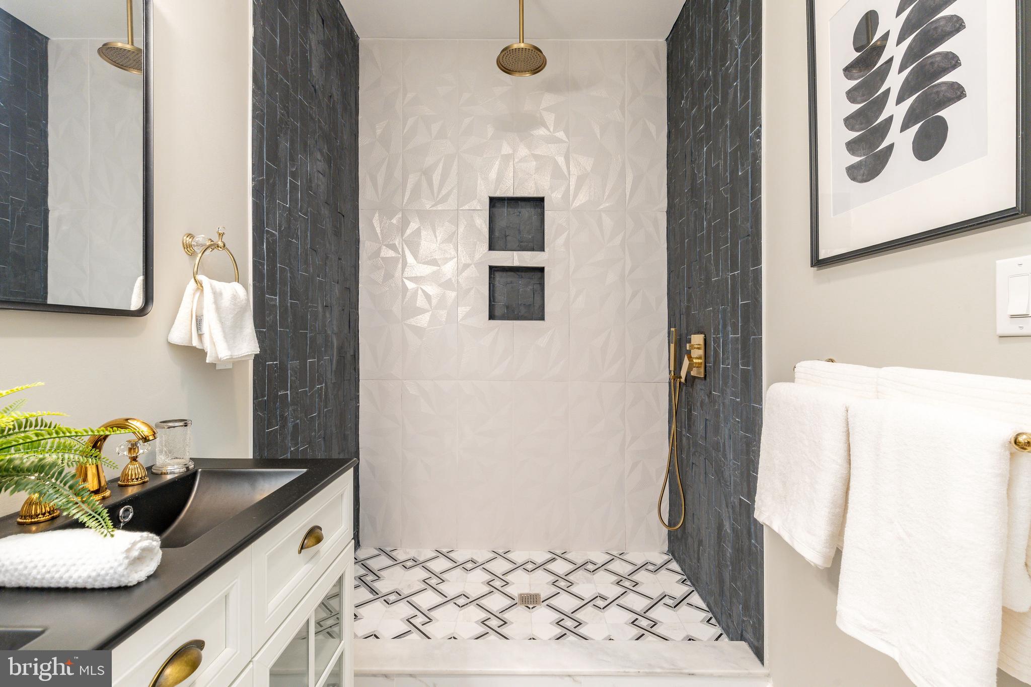 109 Watkins Street Philadelphia, PA 19148 - Photo 32 of 47 Primary Suite Bathroom