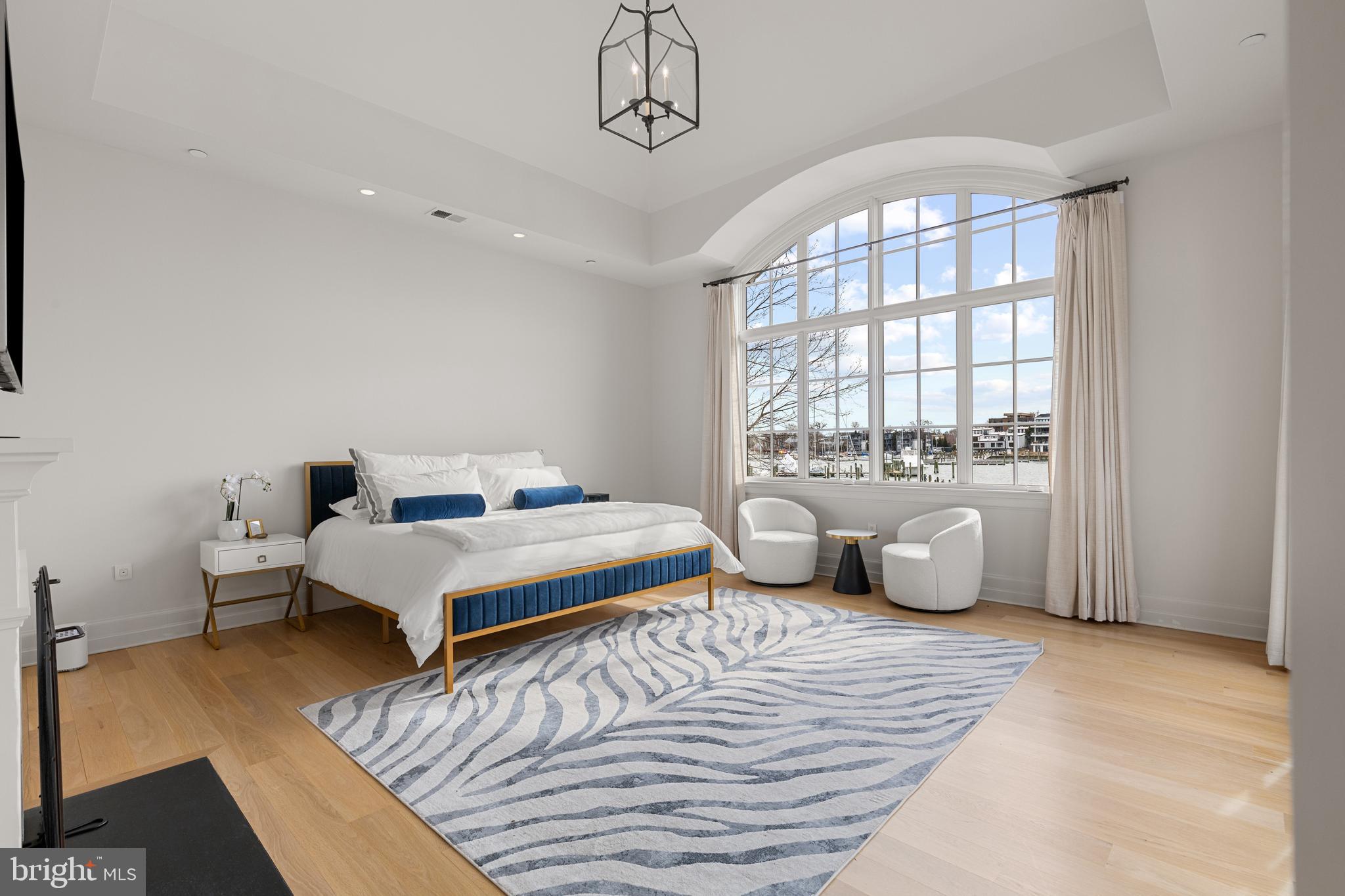 1 Shipwright Harbor Annapolis, MD 21401 - Photo 18 of 39 a spacious bedroom with a bed and wooden floor