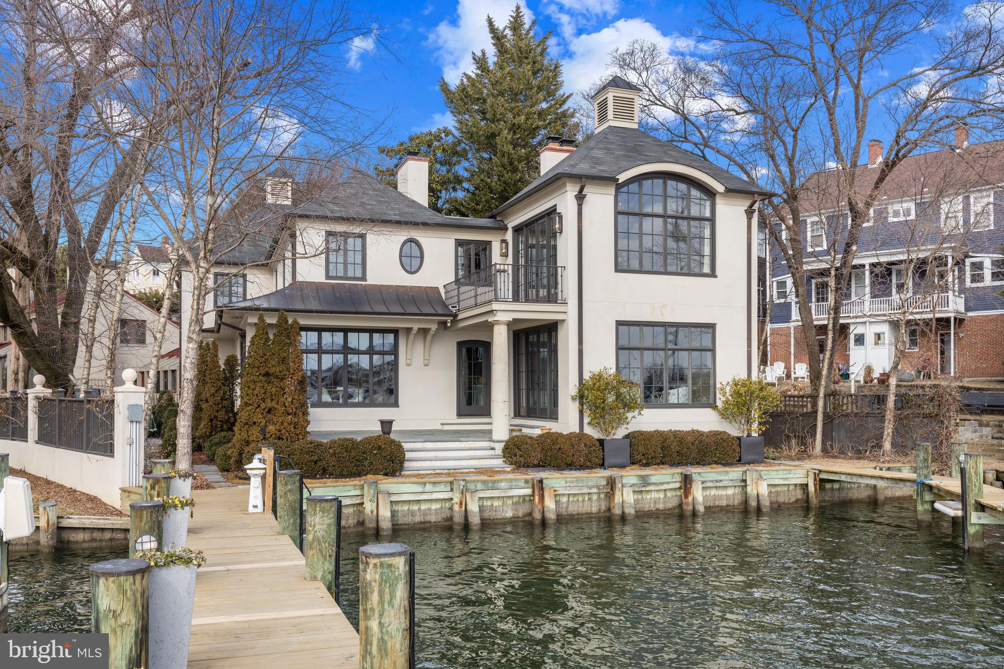 1 Shipwright Harbor Annapolis, MD 21401 - Photo 28 of 39 a front view of a building with lots of water fountain and sitting space