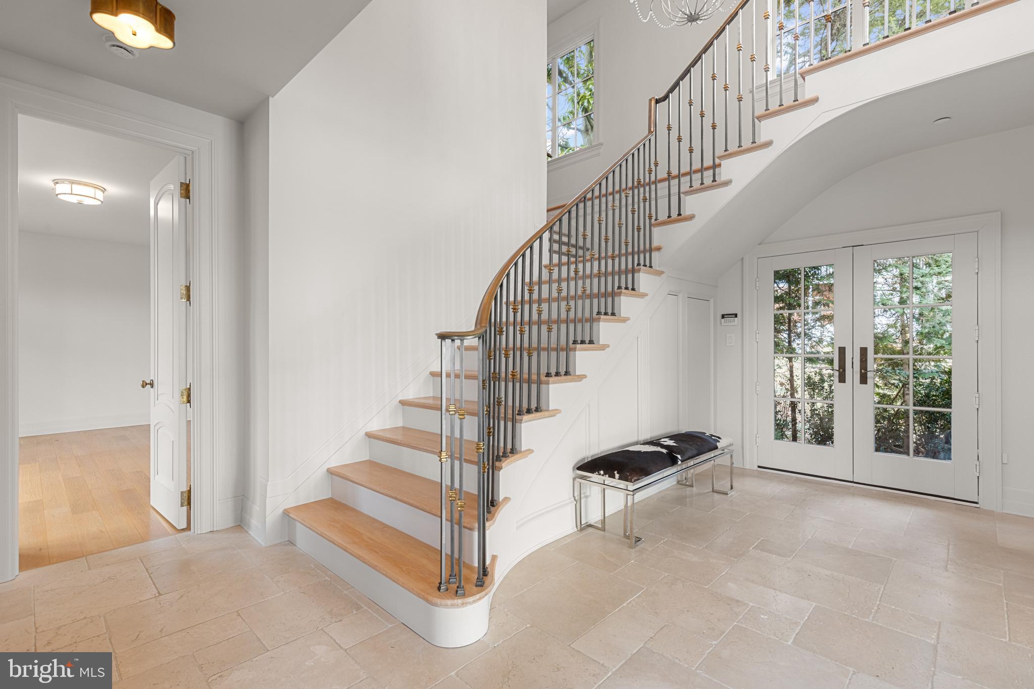 1 Shipwright Harbor Annapolis, MD 21401 - Photo 6 of 39 a view of entryway and hall