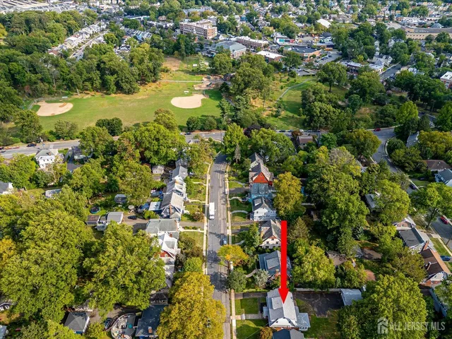a black and white photo of a room