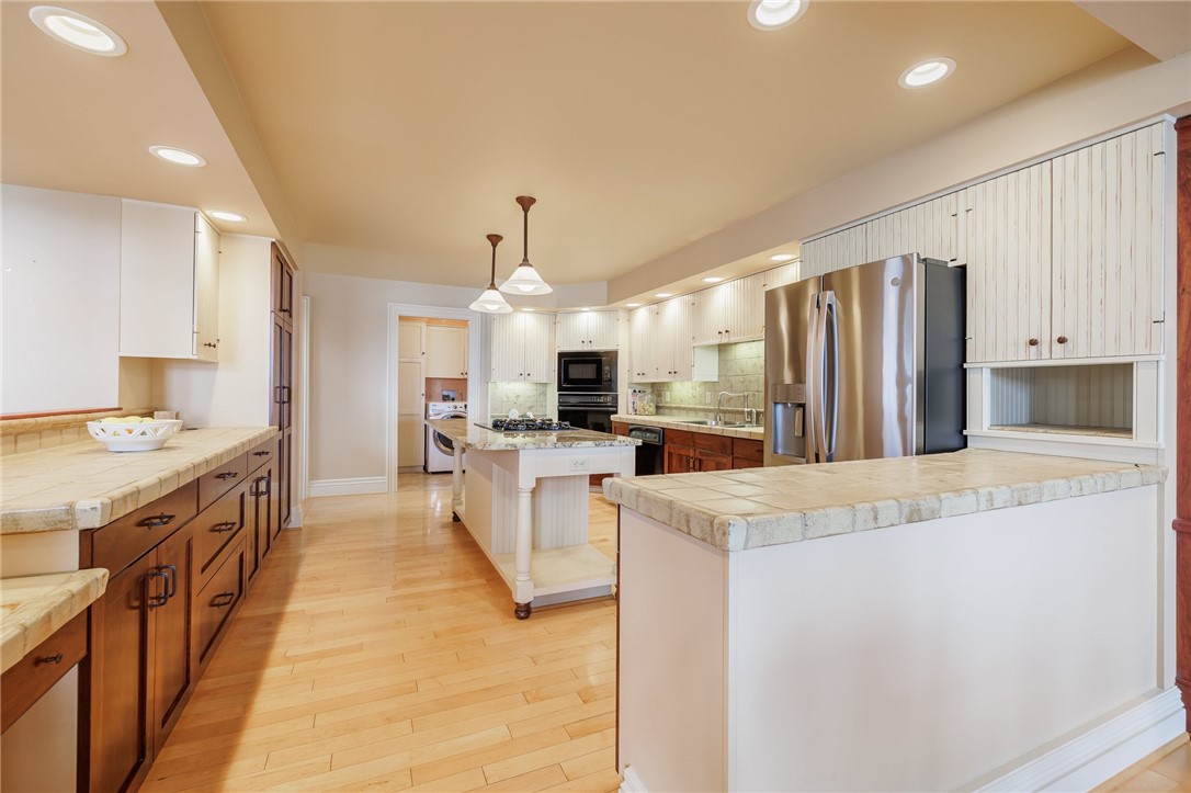 2 Bay Point Circle Irondequoit, NY 14622 - Photo 12 of 49