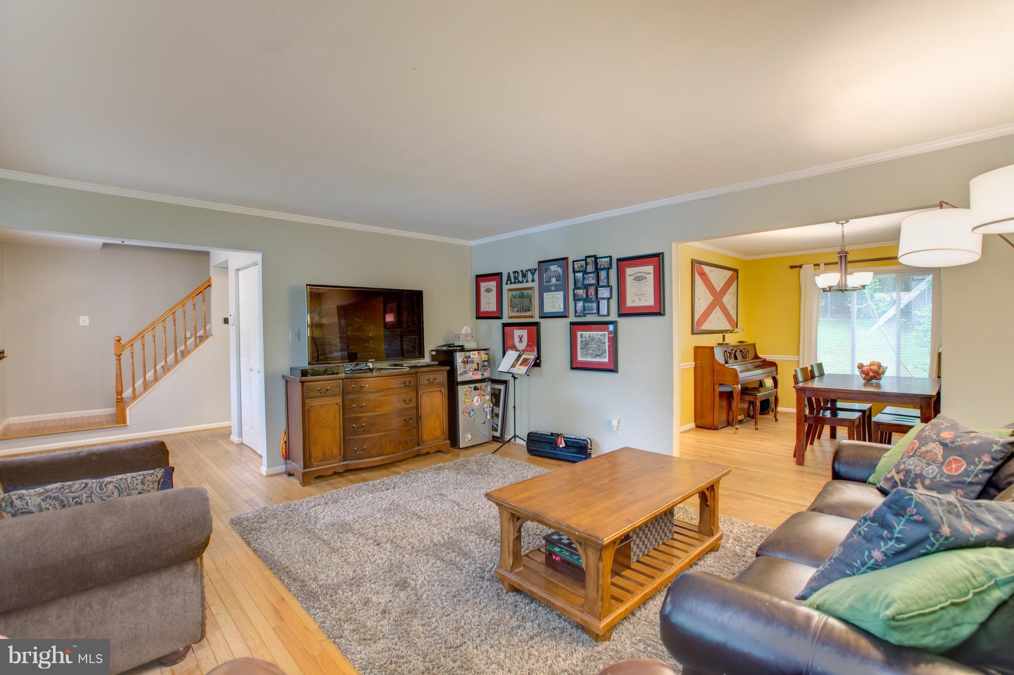 8500 Innisfree Drive Springfield, VA 22153 - Photo 6 of 30 Living Room