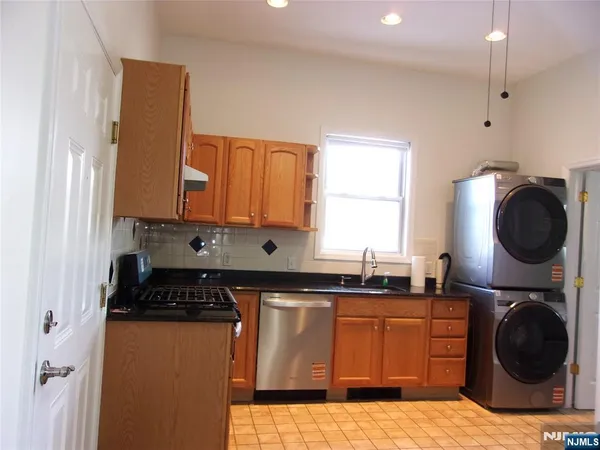 $2,000 | 1 Hawthorne Avenue, Unit 1, Park Ridge, NJ 07656