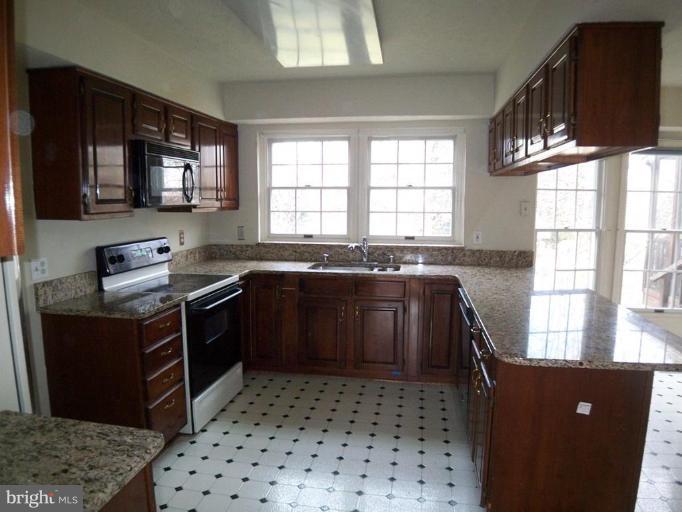 12706 Roark Court Reston, VA 20191 - Photo 5 of 5 Kitchen