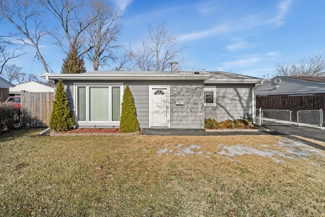 712 South Wayne Place Wheeling, IL 60090 - Photo 1 of 22 front view of a house with a large window