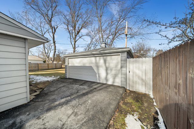712 South Wayne Place Wheeling, IL 60090 - Photo 20 of 22 a view of a backyard of the house