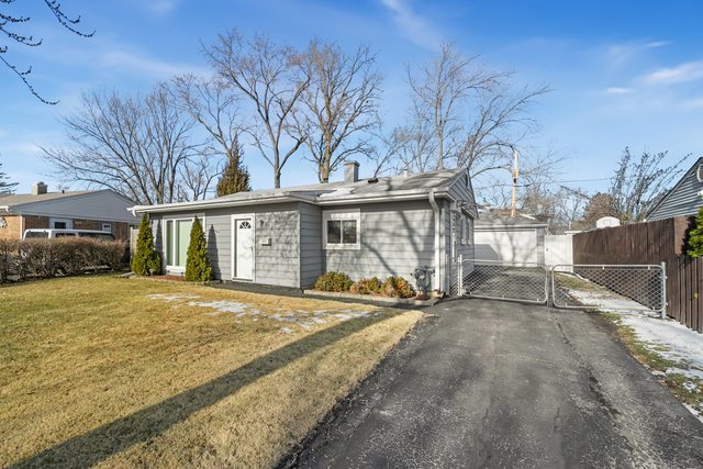 712 South Wayne Place Wheeling, IL 60090 - Photo 21 of 22 a view of a house with basketball court