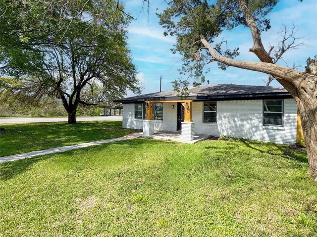 a view of a house with backyard