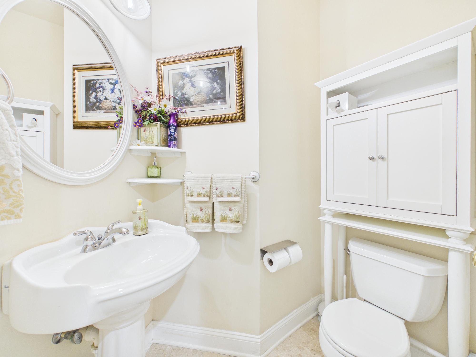 7801 Ridgewood Drive Annandale, VA 22003 - Photo 24 of 72 a bathroom with a toilet a sink and mirror