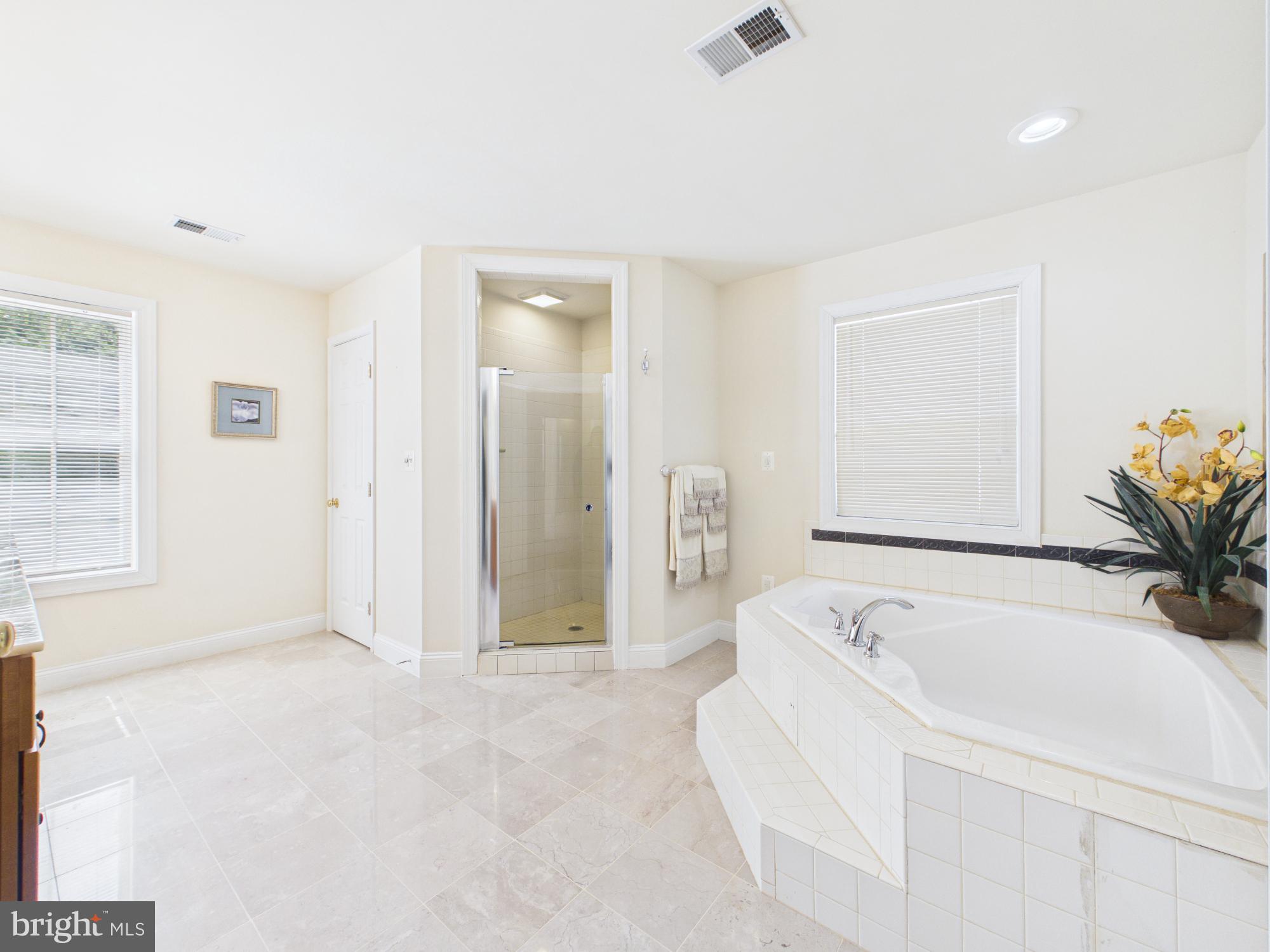7801 Ridgewood Drive Annandale, VA 22003 - Photo 35 of 72 a bathroom with a tub sink and mirror