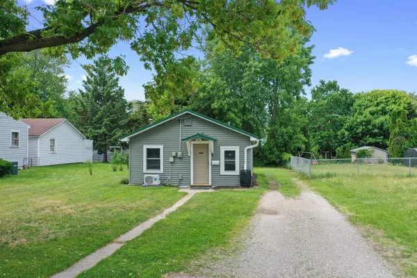 $86,000 | 977 Velp Avenue, Green Bay, WI 54303