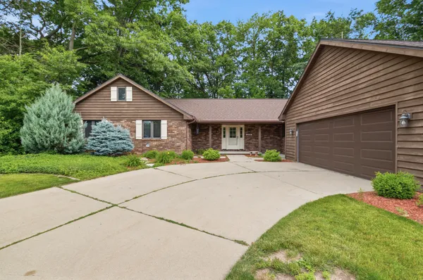 $420,000 | 343 East Le Capitaine Circle, Green Bay, WI 54302