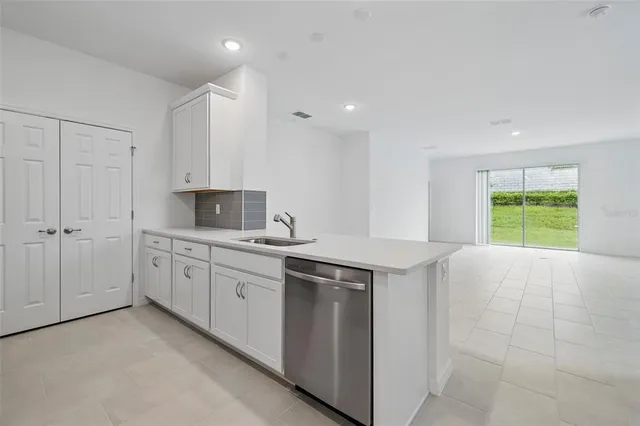 $399,990 | 27476 Black Kite Avenue, Howey-in-the-Hills, FL 34737