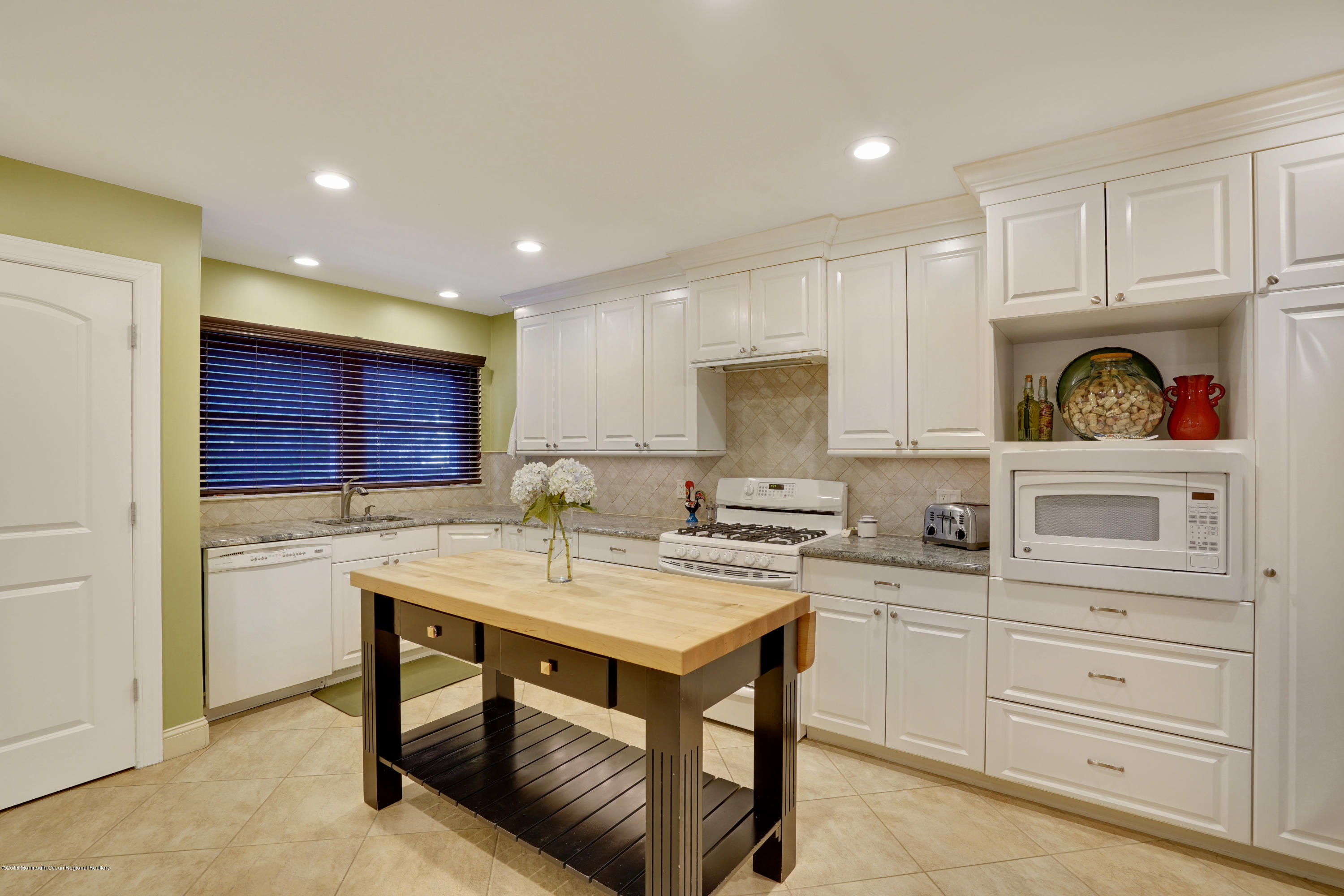29 Rozbern Drive Eatontown, NJ 07724 - Photo 11 of 30 mjb00571-mjb00575