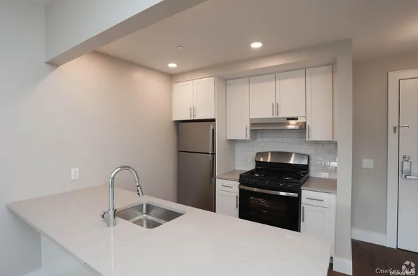 $2,800 | 241-15 Northern Boulevard, Unit 3K | Douglaston