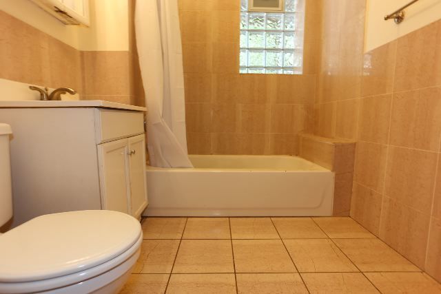 2312 West Iowa Street, Unit 1R Chicago, IL 60622 - Photo 19 of 20 a bathroom with a toilet and a bathtub