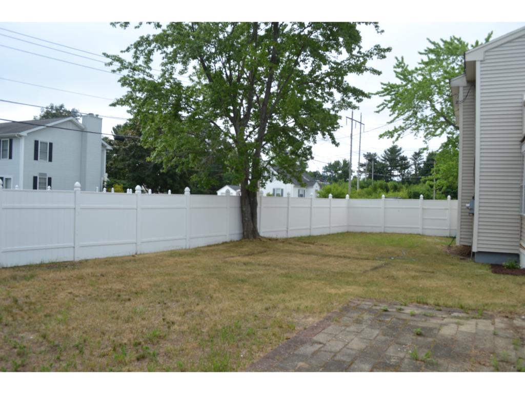 219 Fieldcrest Road Manchester, NH 03102 - Photo 4 of 27