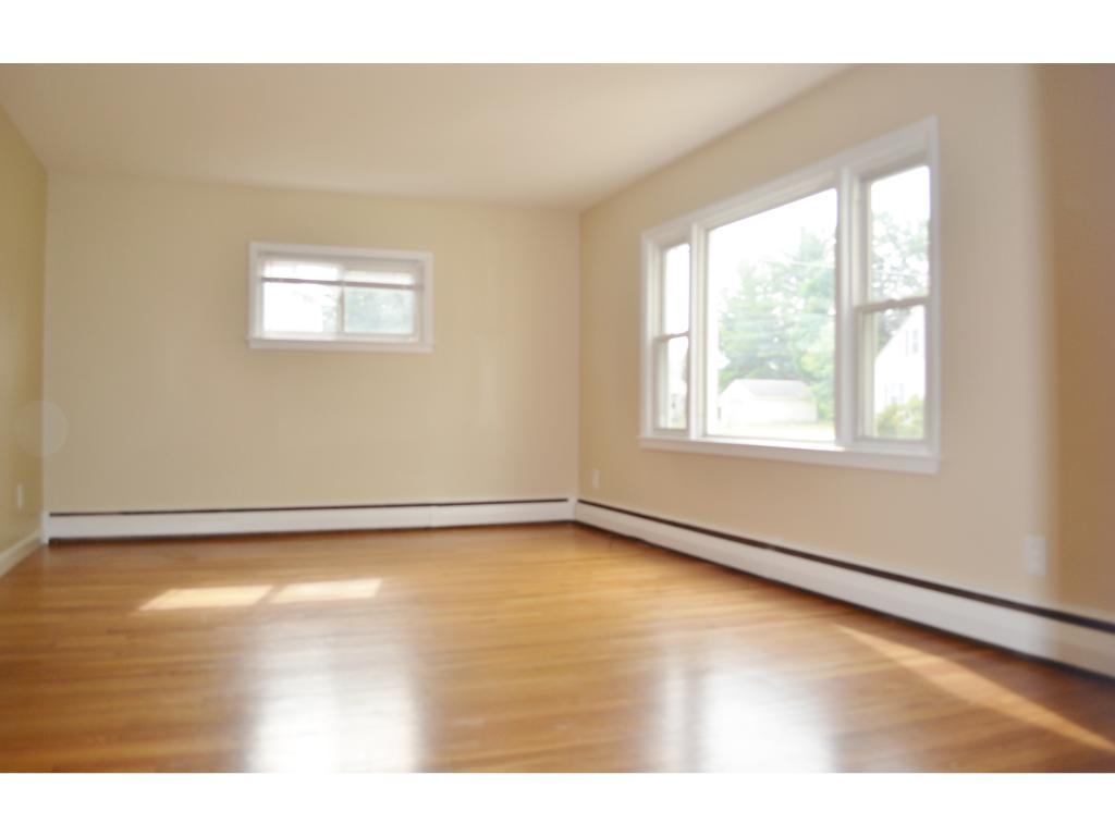 219 Fieldcrest Road Manchester, NH 03102 - Photo 7 of 27