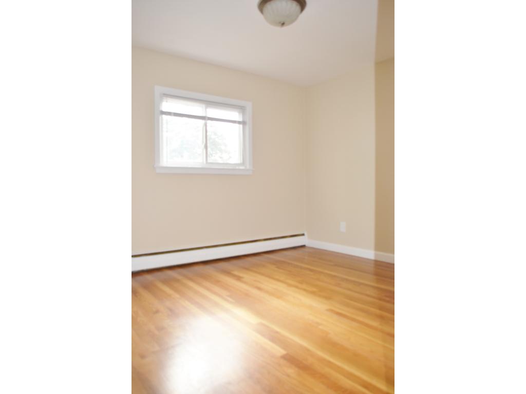 219 Fieldcrest Road Manchester, NH 03102 - Photo 8 of 27