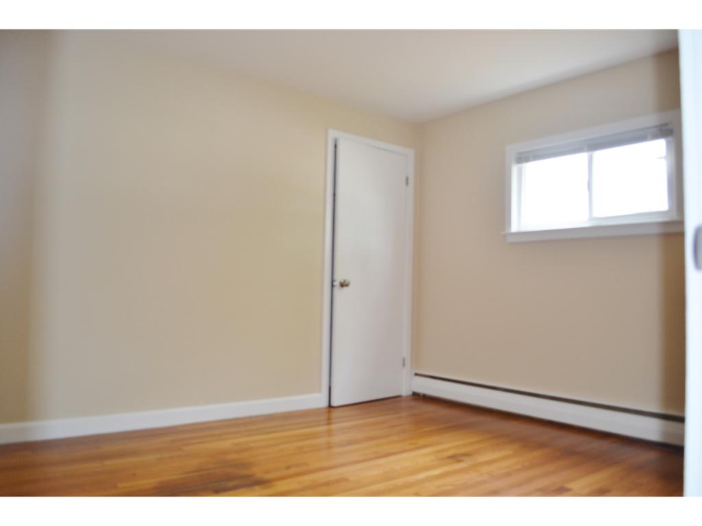 219 Fieldcrest Road Manchester, NH 03102 - Photo 9 of 27