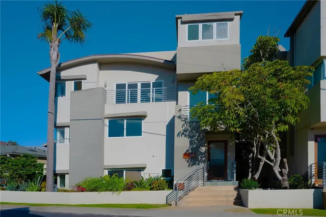 a view of a pathway with a yard