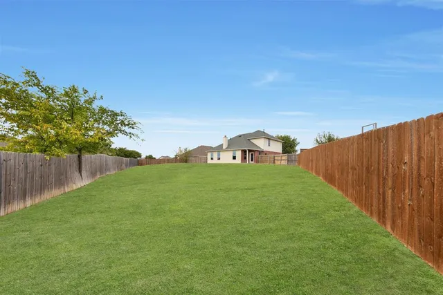 a view of a back yard