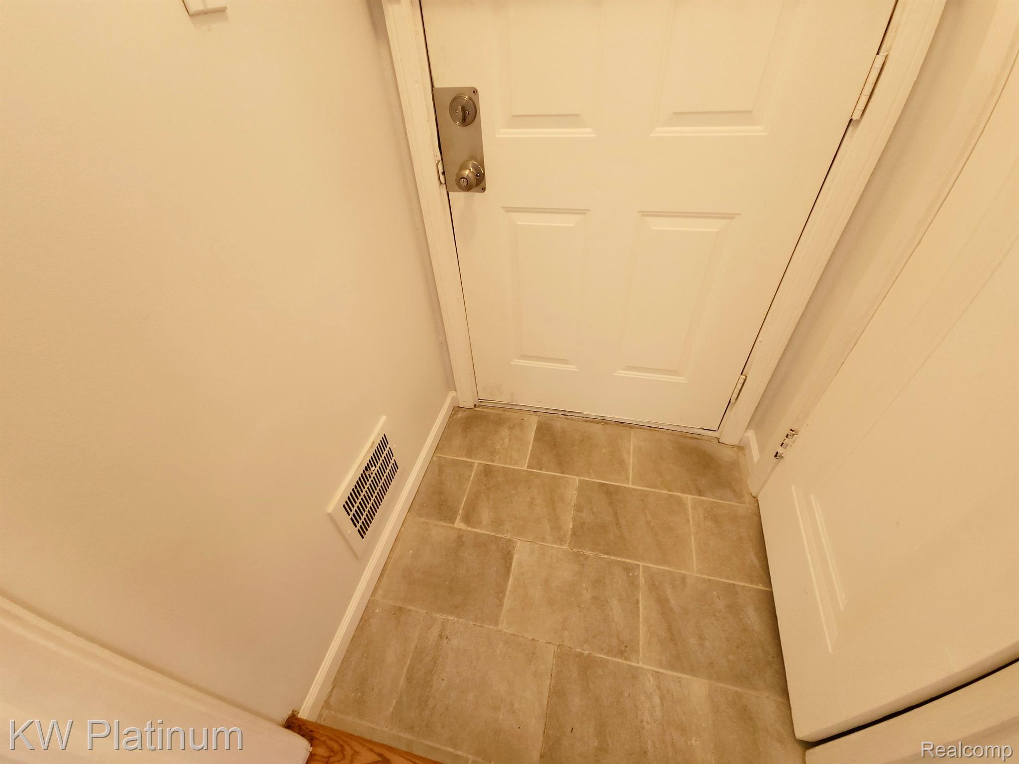 11592 Roxbury Street Detroit, MI 48224 - Photo 17 of 26 Foyer