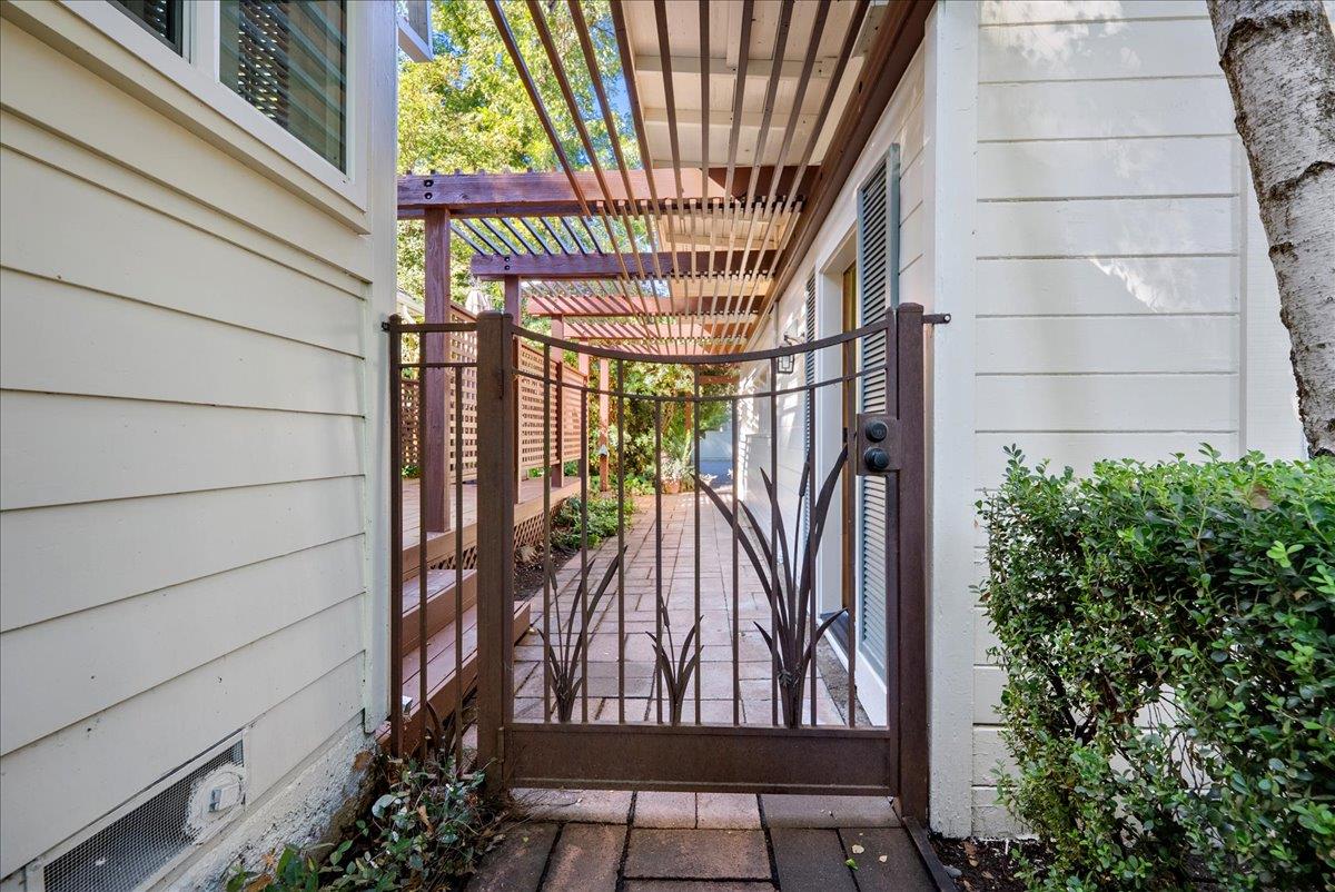 43120 Montgomery Avenue Davis, CA 95618 - Photo 27 of 52 a view of entryway