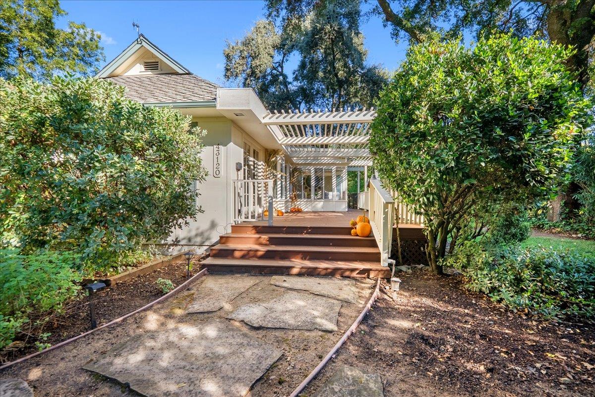 43120 Montgomery Avenue Davis, CA 95618 - Photo 3 of 52 a front view of a house with a garden