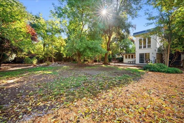 a view of a house with backyard